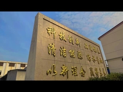 Các chai và lọ thủy tinh mỹ phẩm kem lạnh trắng