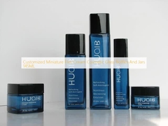 Các chai thủy tinh nhỏ và lọ kem mỹ phẩm được tùy chỉnh