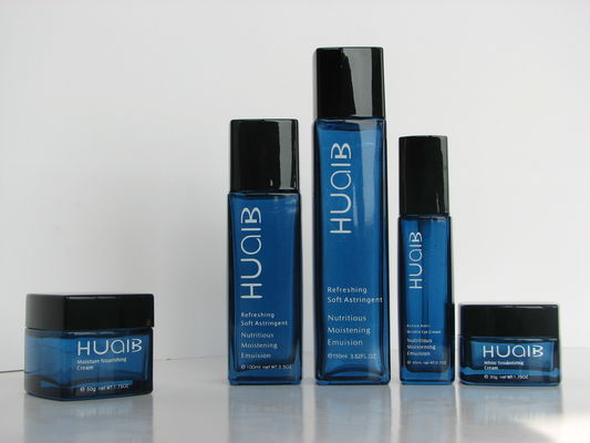 Các chai thủy tinh nhỏ và lọ kem mỹ phẩm được tùy chỉnh